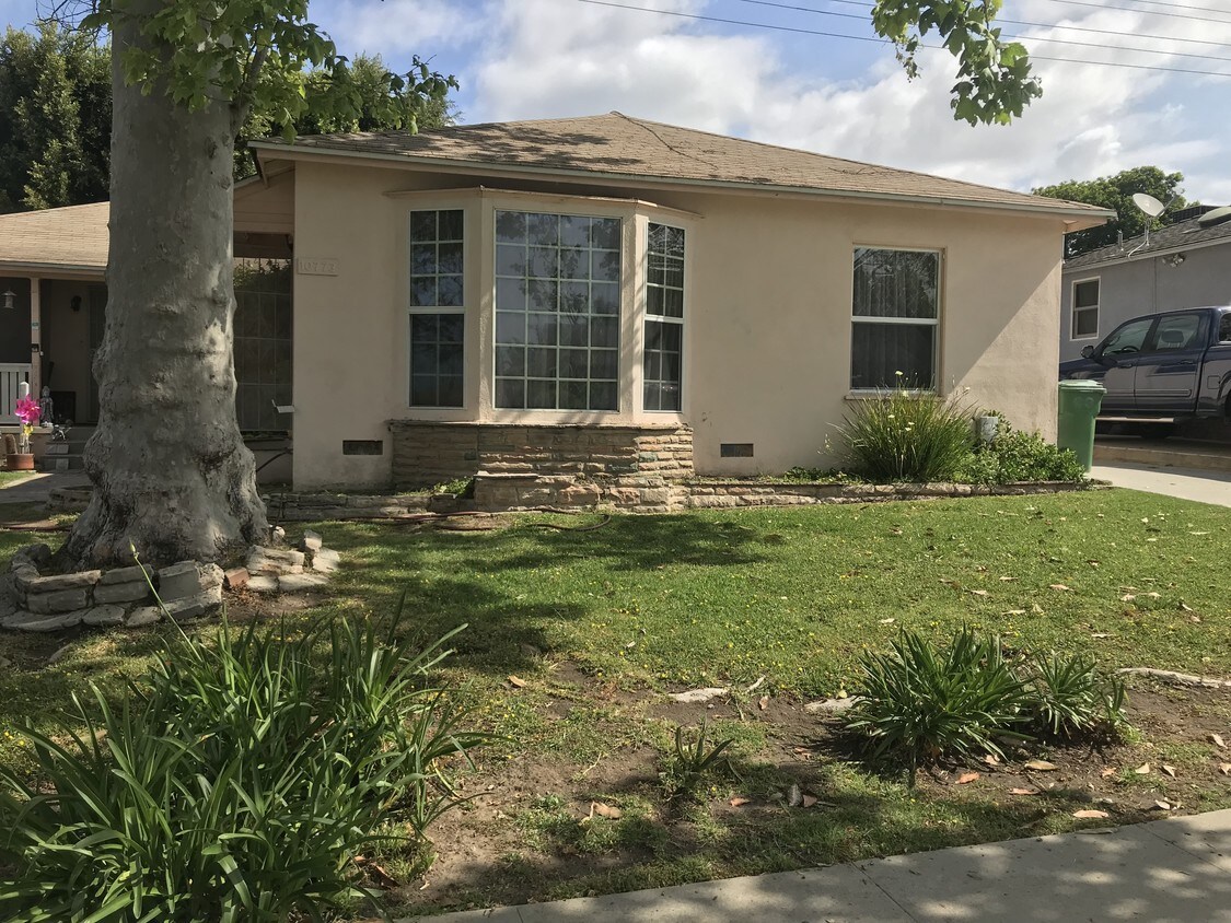 Front with bay window - 10773 Northgate St