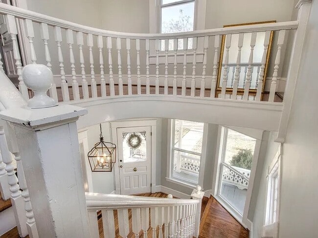 Building Photo - 3 Bedrooms, 2 Bathrooms - Home close to Do...