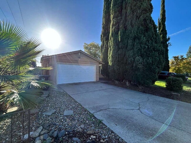 Building Photo - 2170 McGregor Dr