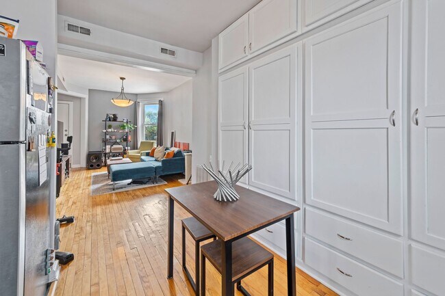 Foto del edificio - 2630 W Division St