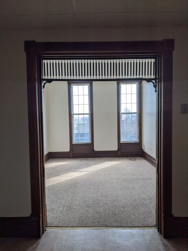 Spacious living room with ceiling-height windows - 902 W Main St