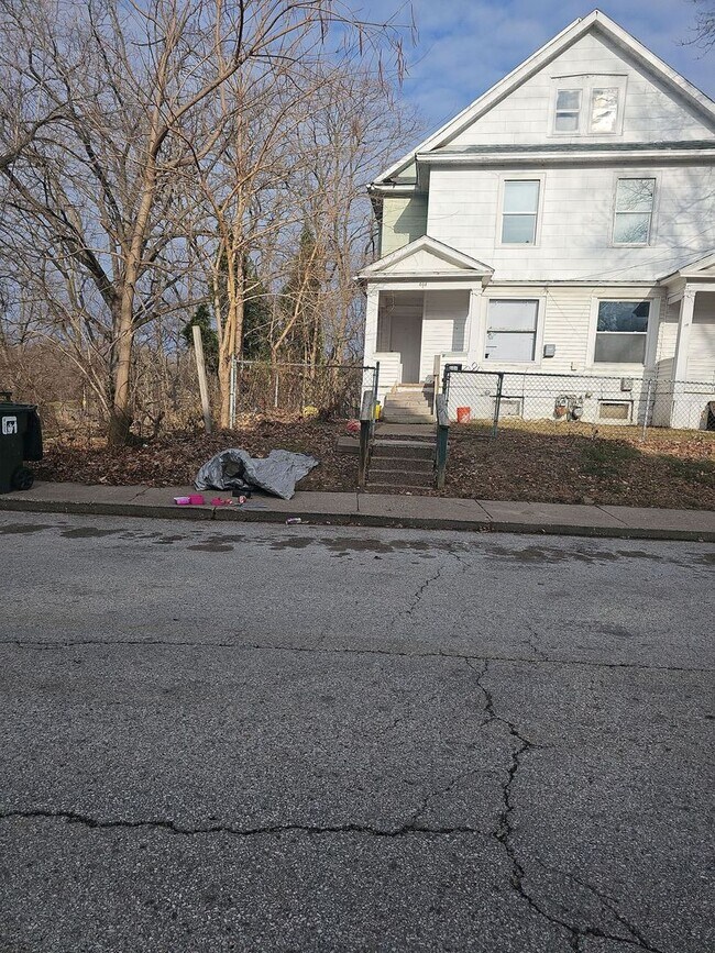 Building Photo - 606-608 W 9th St