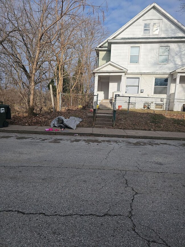 Building Photo - 606-608 W 9th St