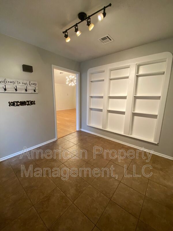 Foto del edificio - 1729 Melrose Dr