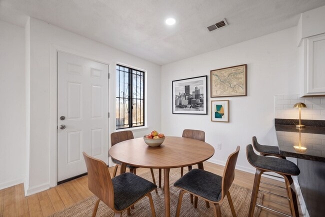Photo - 1914 University Ave (Pittsburgh, PA) Apartment