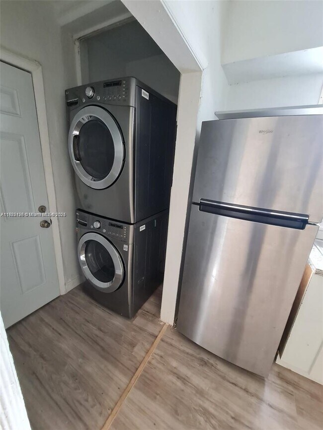 Building Photo - 2 bedroom in Miami FL 33138