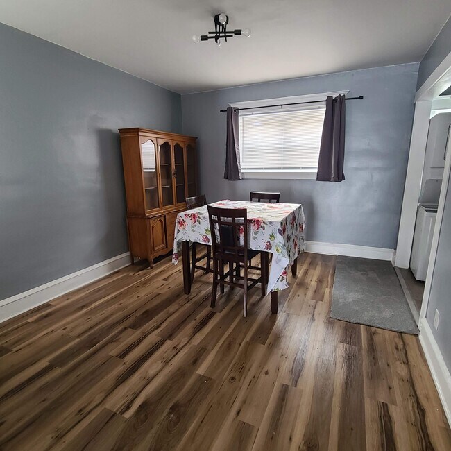 Building Photo - 210 Long Ln