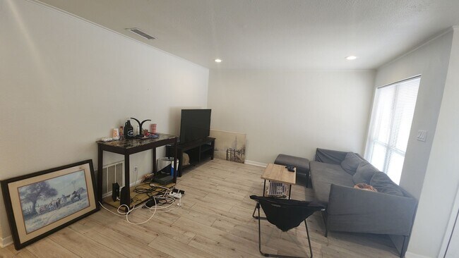 Building Photo - 1005 W MLK #B