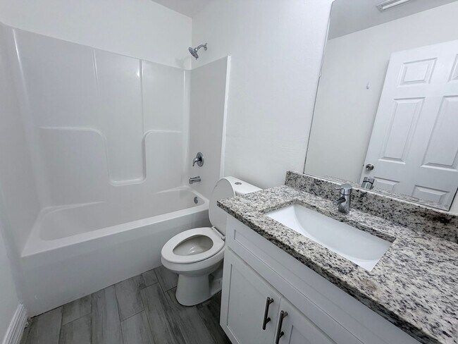 Foto del edificio - First Month's FREE !!! 2/2 plus Bonus Room
