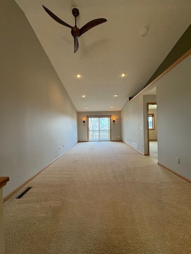 Foto del edificio - Spacious 2 Bedroom Town Home for Rent, Qui...