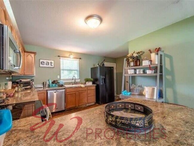 Foto del edificio - Spacious 3 Bed / 2 Bath with Huge Backyard