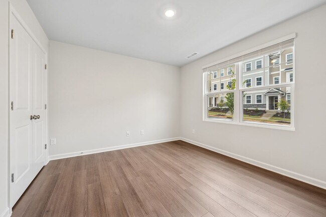 Foto del edificio - **APPLICATIONS PENDING** Available Now! New Construction - 3 Bedroom, 2.5 Bath Townhouse