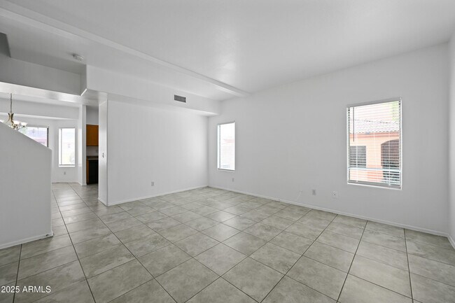 Building Photo - 605 W Latona Rd