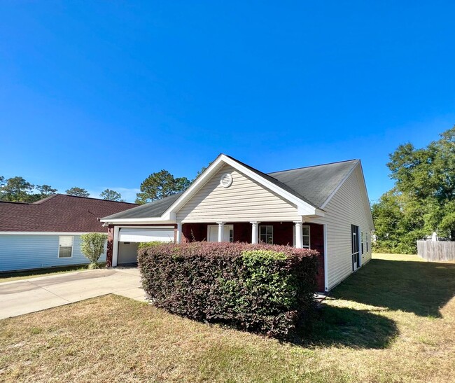 Screened in Porch and 2 Car Garage! - Screened in Porch and 2 Car Garage! House