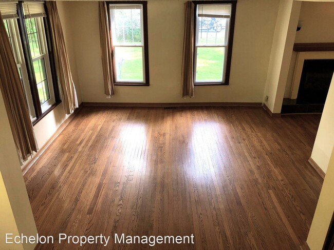Building Photo - 3 br, 2.5 bath House - 1000 S Broadway