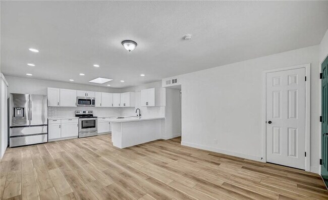 Foto del edificio - Remodeled 3-Bed Home with Private Studio, Driveway & Spacious Backyard!