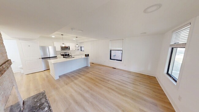 Building Photo - 331 E Ann St