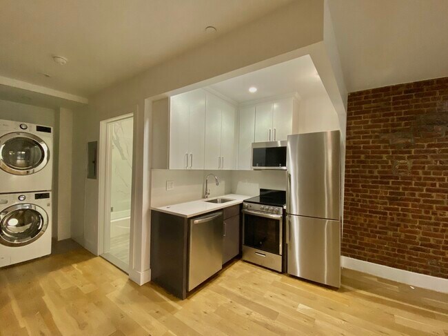 Building Photo - 131 W 119th St