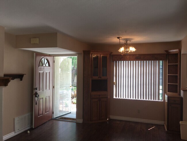 Building Photo - Cute and Cozy 2Br/2Ba first floor condo in...