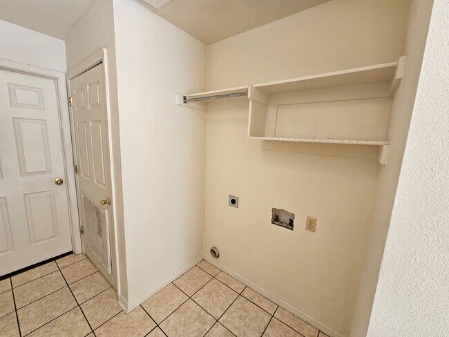 Building Photo - Southside Cozy 3 Bed 2 Bath Duplex!