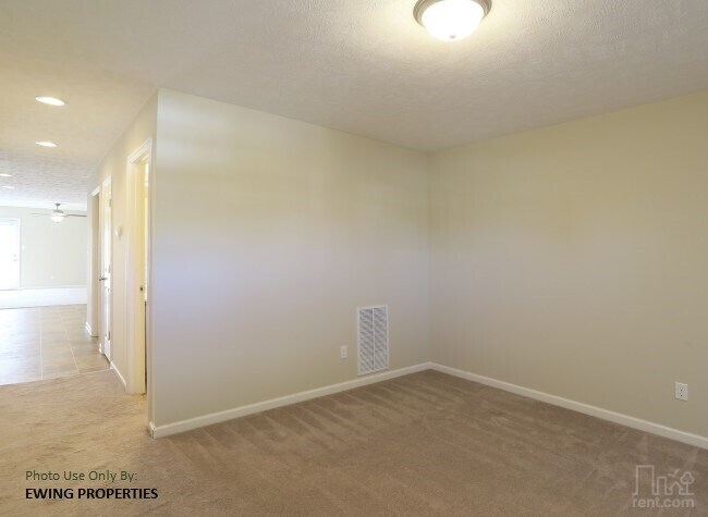 Building Photo - 213 Dove Ln