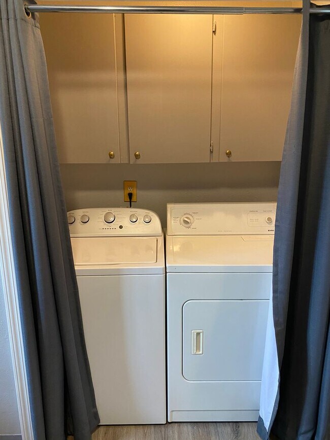 Building Photo - Cute home close to South Salem HS