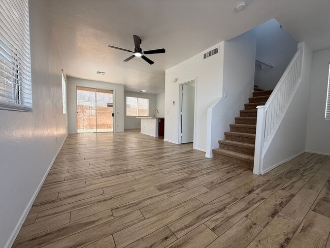 Building Photo - 51st Ave and Broadway, 3 bed, 2.5 bath, Fr...