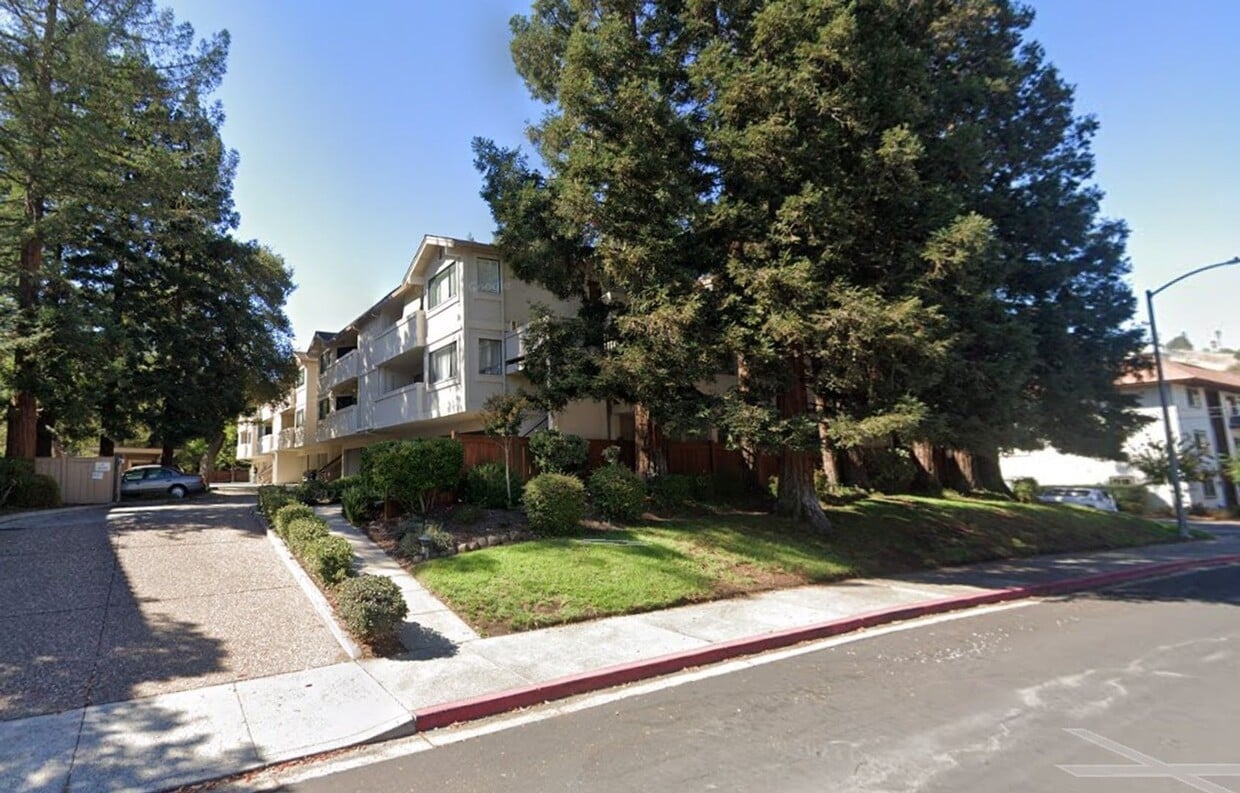Foto principal - Top floor update 2 bed 2 bath condo in gre...