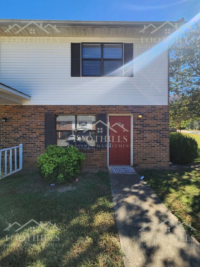 Building Photo - Beautiful 2-Bed Townhome with Storage and ...