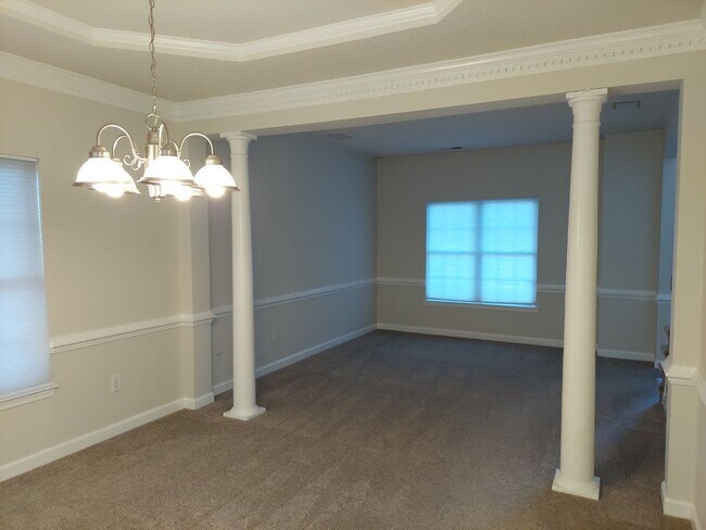 Building Photo - 4 BED 2.5BA SINGLE FAMILY HOME