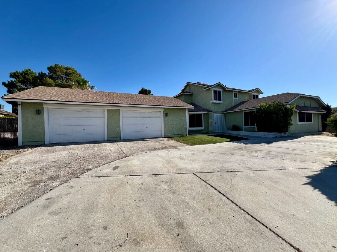 Primary Photo - TIMELESS 3BD/2.5BA HOME W/ NEW KITCHEN QUA...