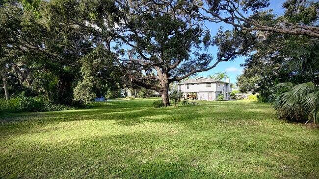 Gran patio trasero para divertirse al aire libre. - 5203 15th St W