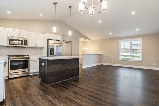 Foto del edificio - 705 7 Mile Rd NW