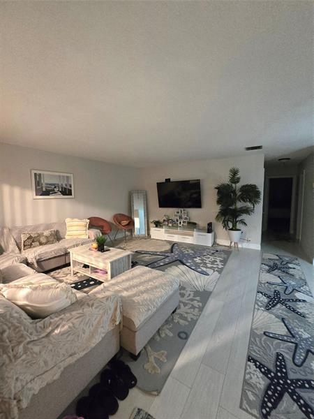 Foto del edificio - 2109 NE 68th St