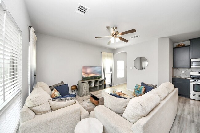 Foto del edificio - 13323 Colina Mdws Ln