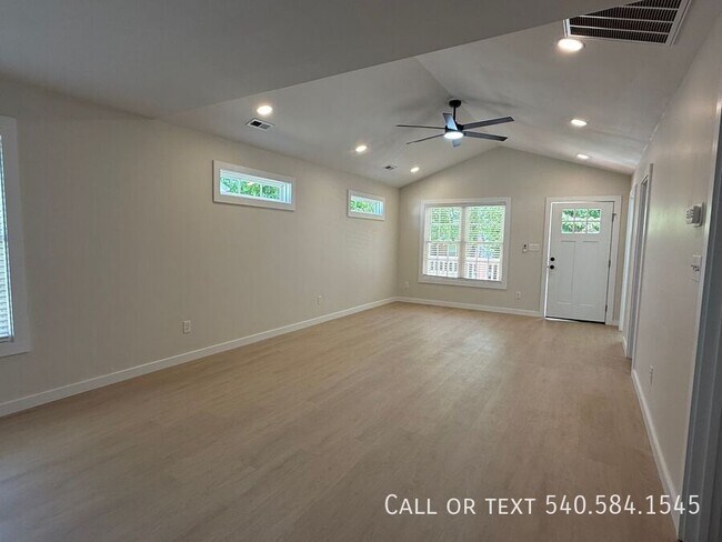 Foto del edificio - 3323 Collingwood St NE