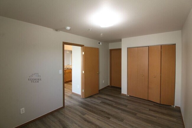 Foto del edificio - 6405 Chapel Hill Blvd