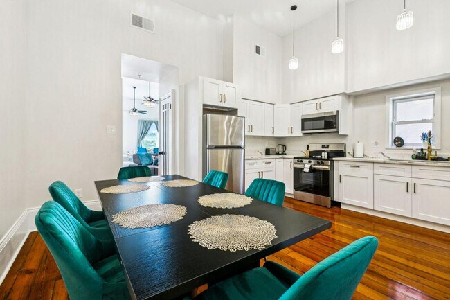 Building Photo - 1725 Robert C. Blakes Sr. Dr