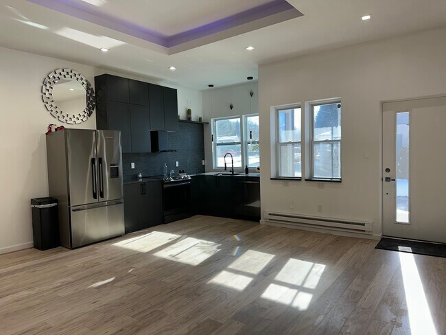 Building Photo - 383 E Saylor Ave