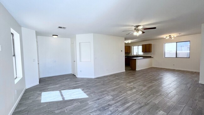 Foto del edificio - 1344 E Daniella Dr