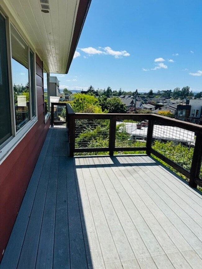 Building Photo - West Seattle Charmer