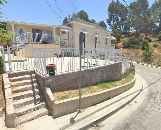 Foto del edificio - 1302 Helen Dr