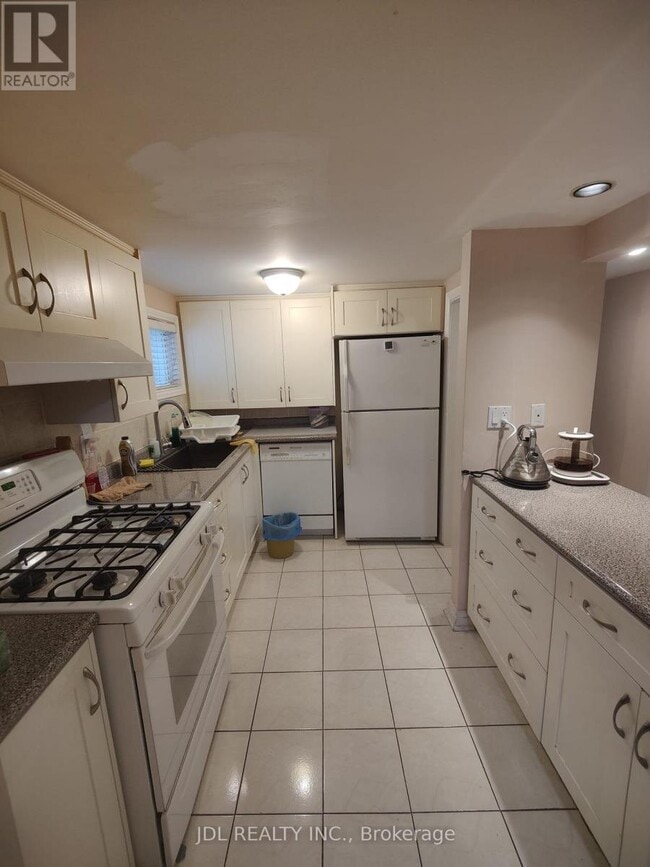 Building Photo - 30 Orangewood Crescent