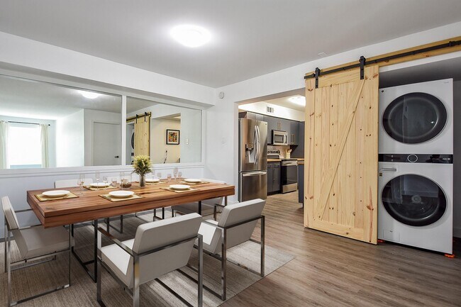 Building Photo - 357 N Post Oak Ln