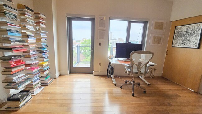 Foto del edificio - Incredible Top-Floor 1BR with Skyline View...