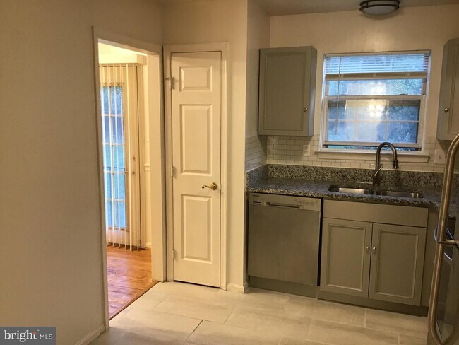 Building Photo - 7719 Willow Hill Dr