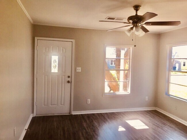 Foto del edificio - RECENTLY REMODELED 4 BEDROOM 2 BATH HOME I...