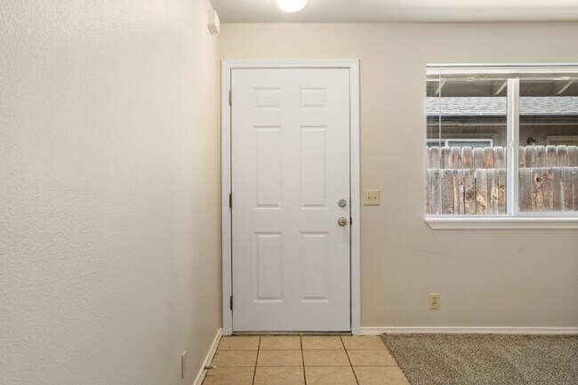 Building Photo - 443 NE Clay Ave