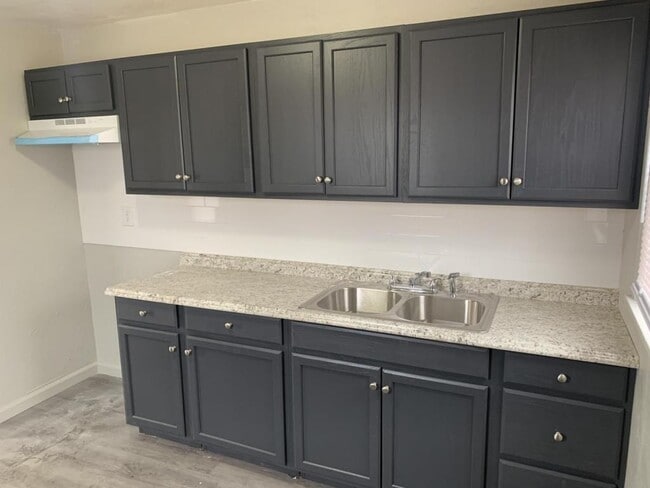 Building Photo - 1600 E Madison St