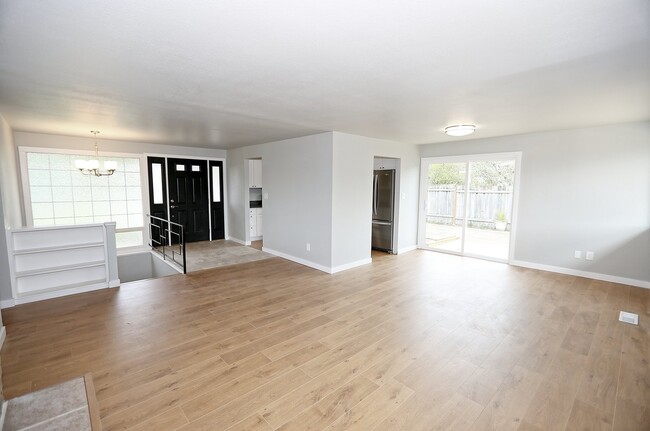 Building Photo - Remodeled 4 Bed 2.5 Bath Bellevue Home